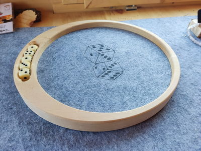 Würfelteller mit Würfel aus Zirbe